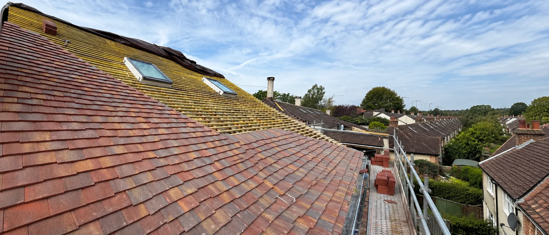 Rénovation de toiture sous ciel bleu
